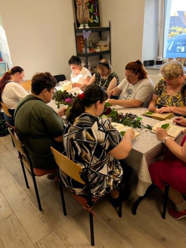Grupė ruošia augalus būsimiems kūrybiniams darbams