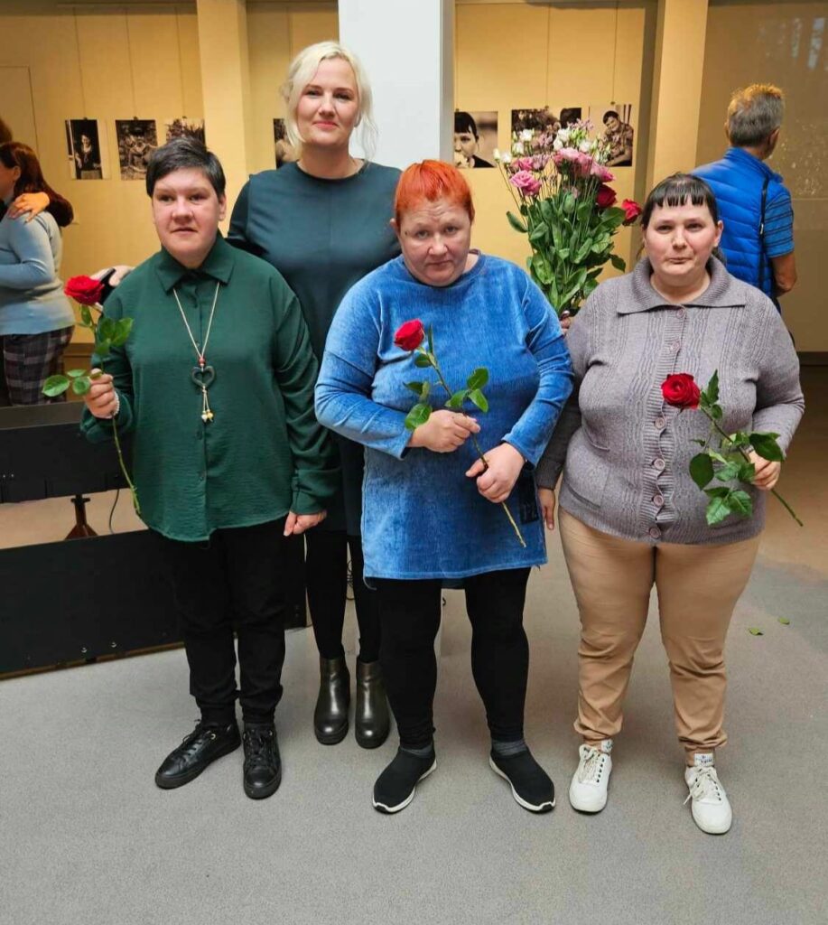 „Olimpiko“ narės su gėlėmis parodos atidaryme