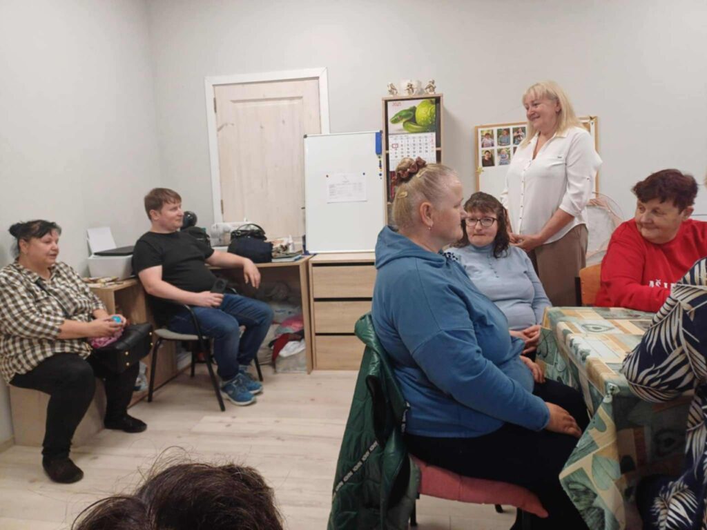 The training leader is talking to the „Olimpiko“ participants