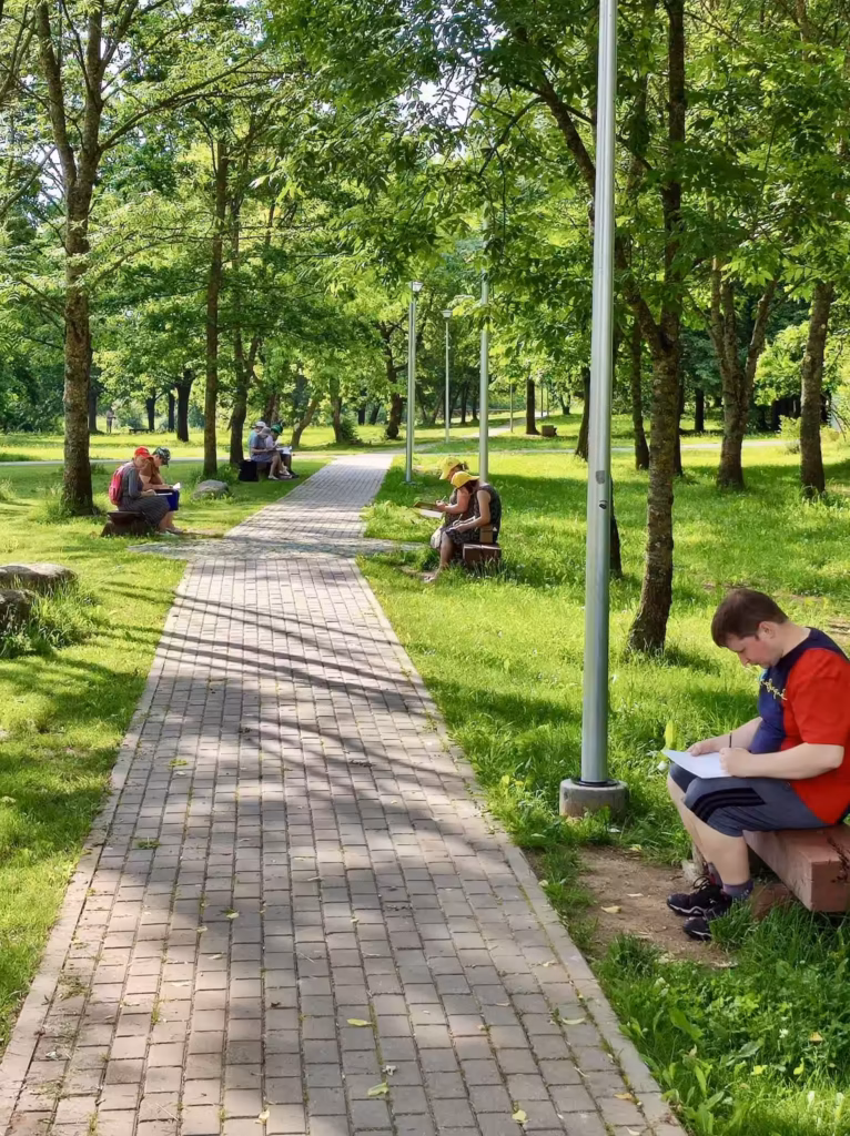 Asociacijos dalyviai ilsisi Kelmės parke