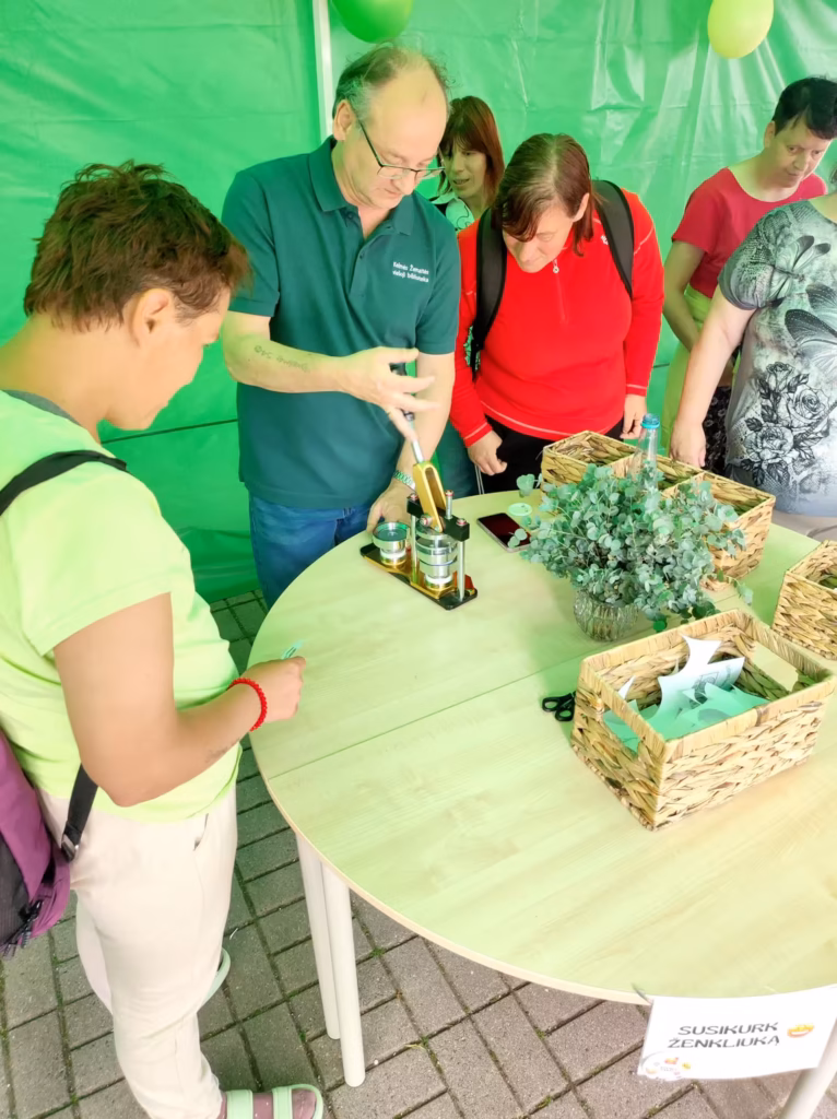 Bibliotekos kūrybinių dirbtuvių dalyviai gamina ženkliukus