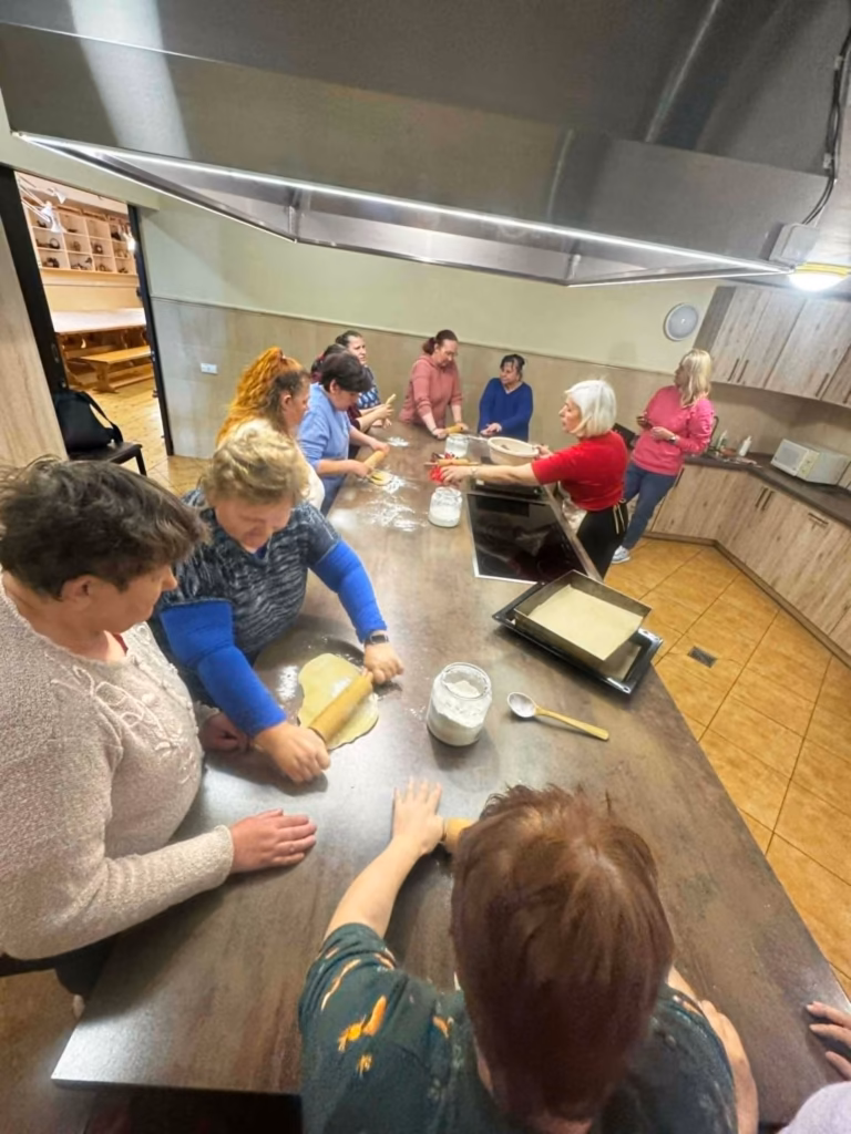 Dalyviai ruošia sausainių tešlą Kelmės kultūros centre