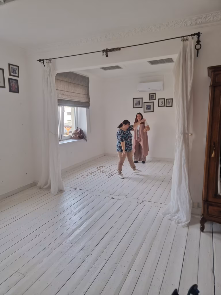 Du dalyviai repetuoja sceną šviesioje salėje
